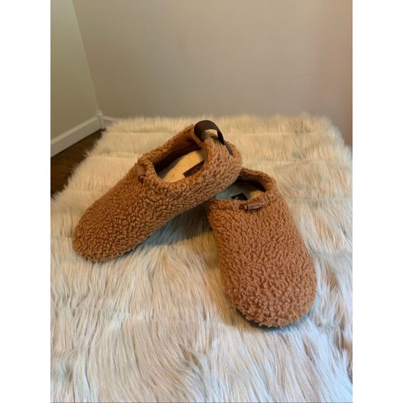 UGG Plushy Slipper Size 7 - Picture 1 of 9